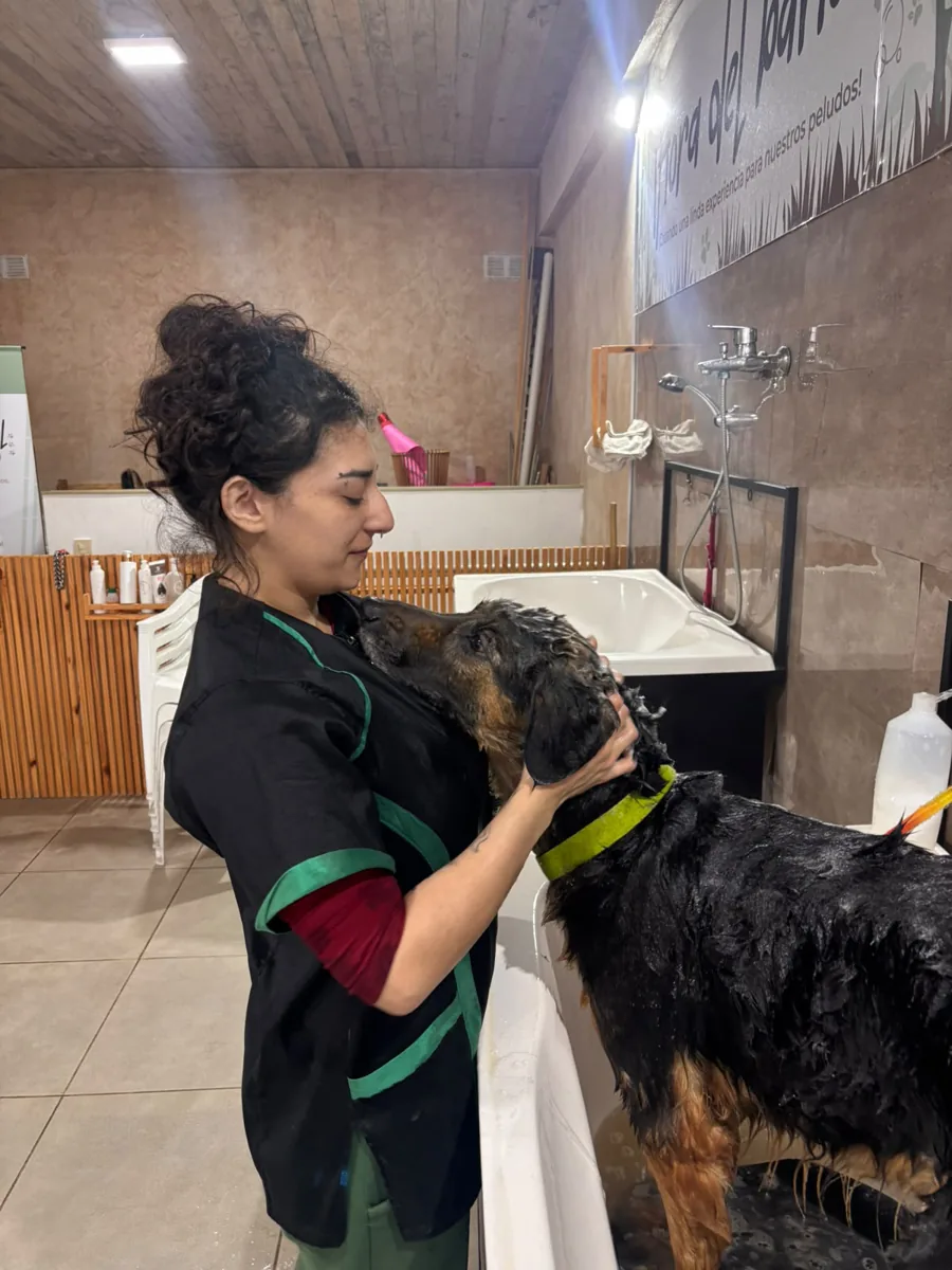 Iara realizando un servicio de baños y manto