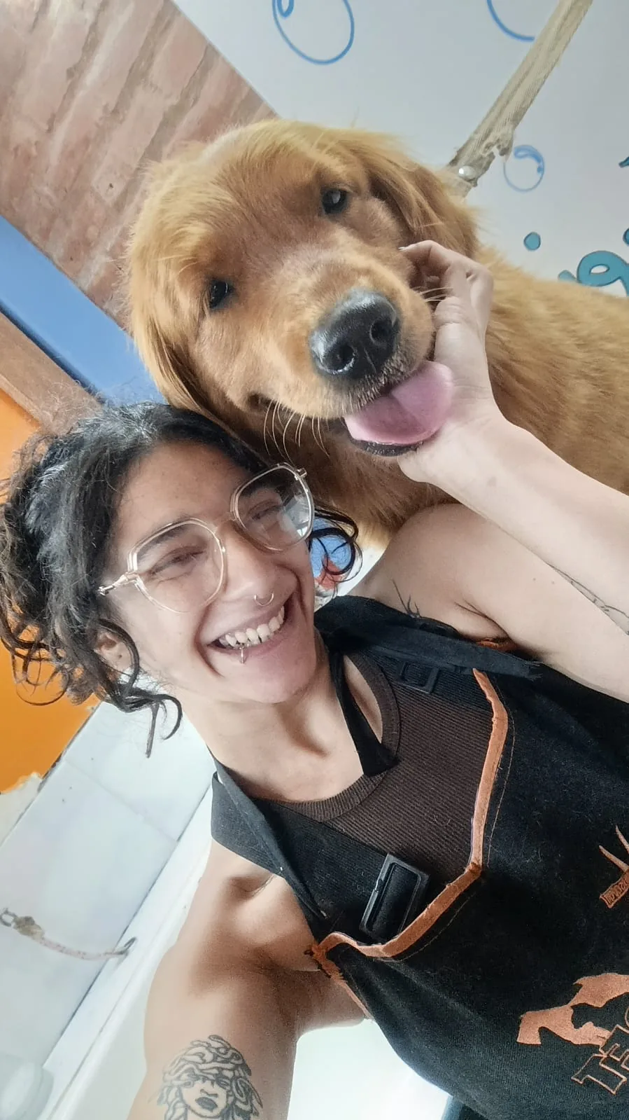 Iara junto a un perro de pelaje dorado, en un momento de cariño
