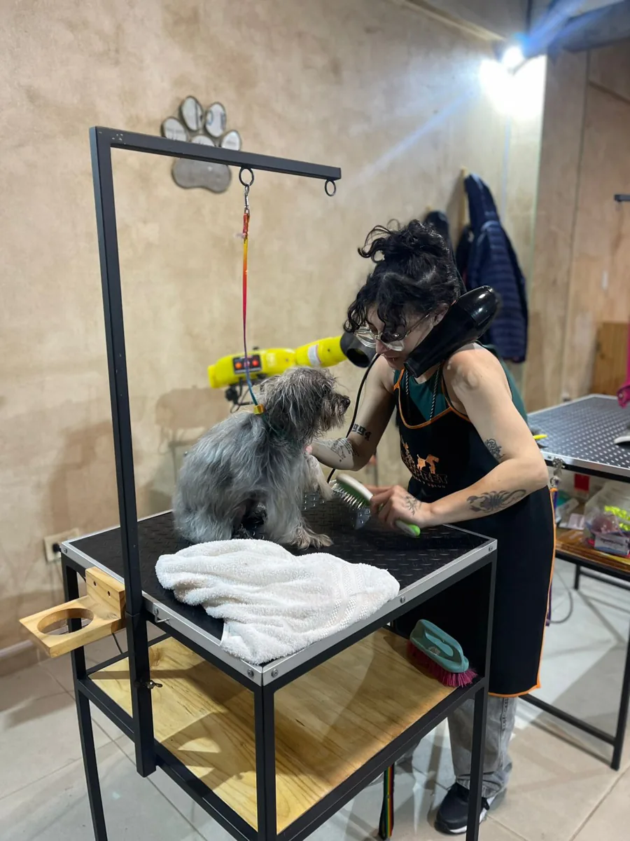 Iara realizando un servicio de cuidados de higiene